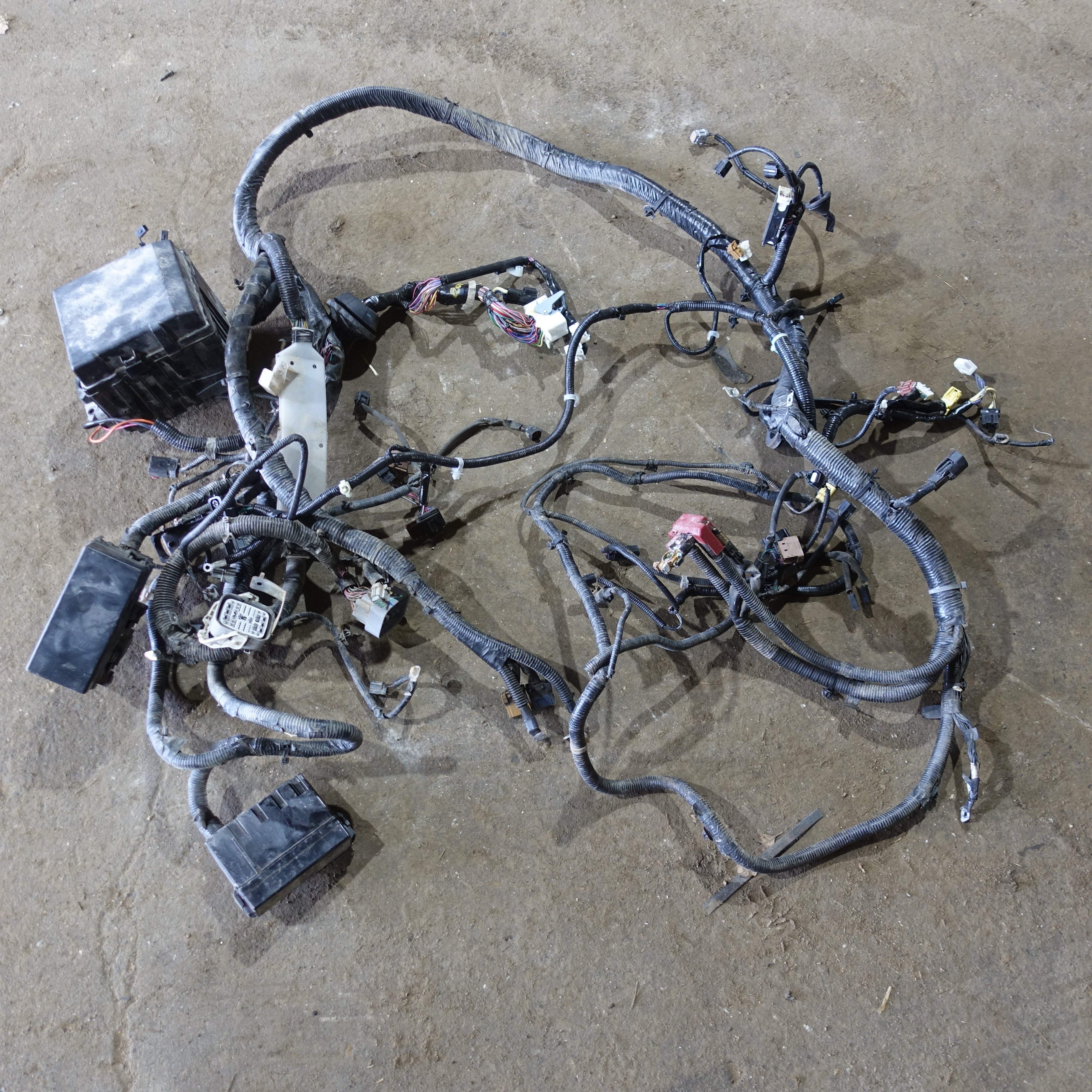 2016 2017 2018 Nissan Titan XD Diesel Engine Fuse Box Positive Battery Cable