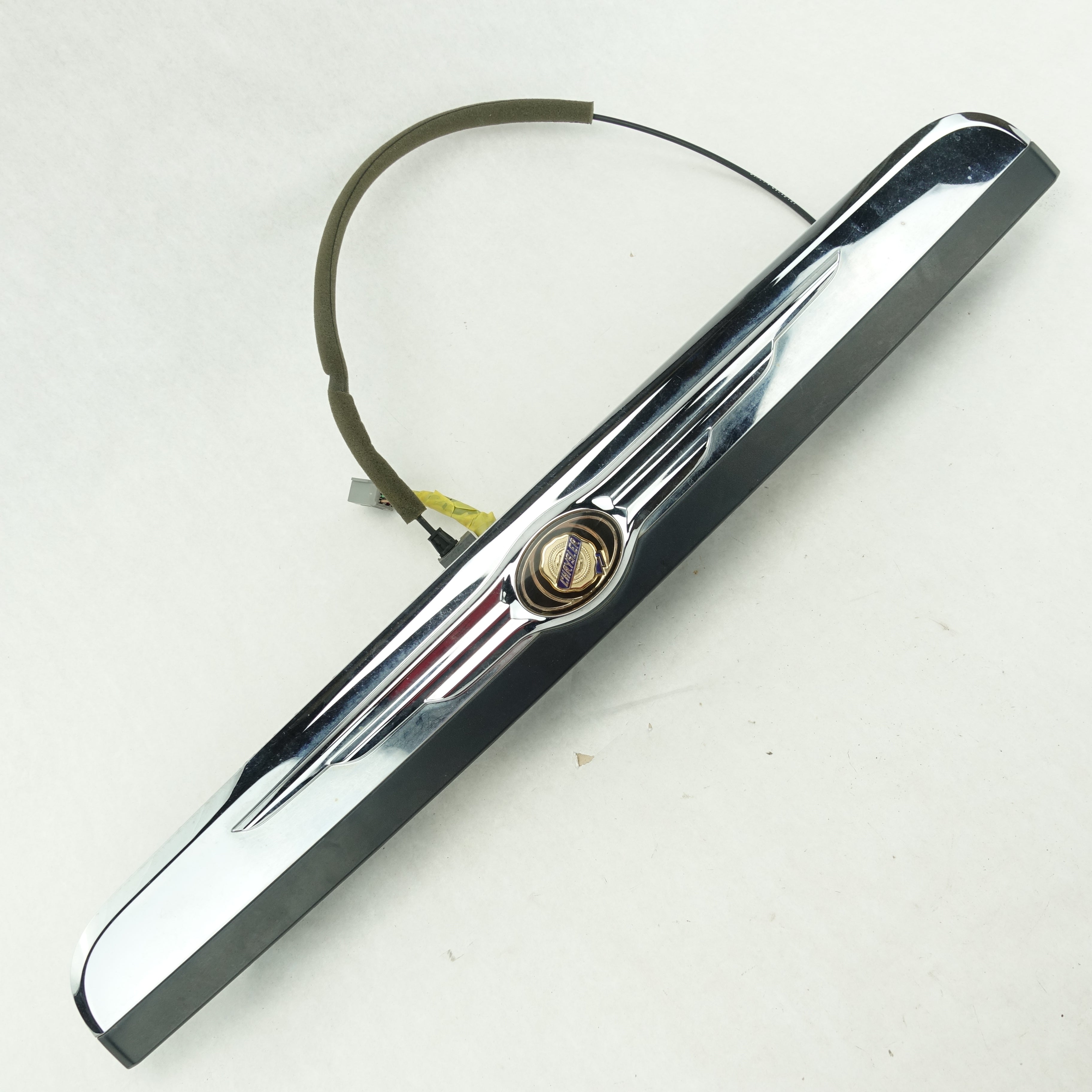 2008 2009 2010 Chrysler Town & Country Tailgate Tail Gate Hatch Handle Emblem