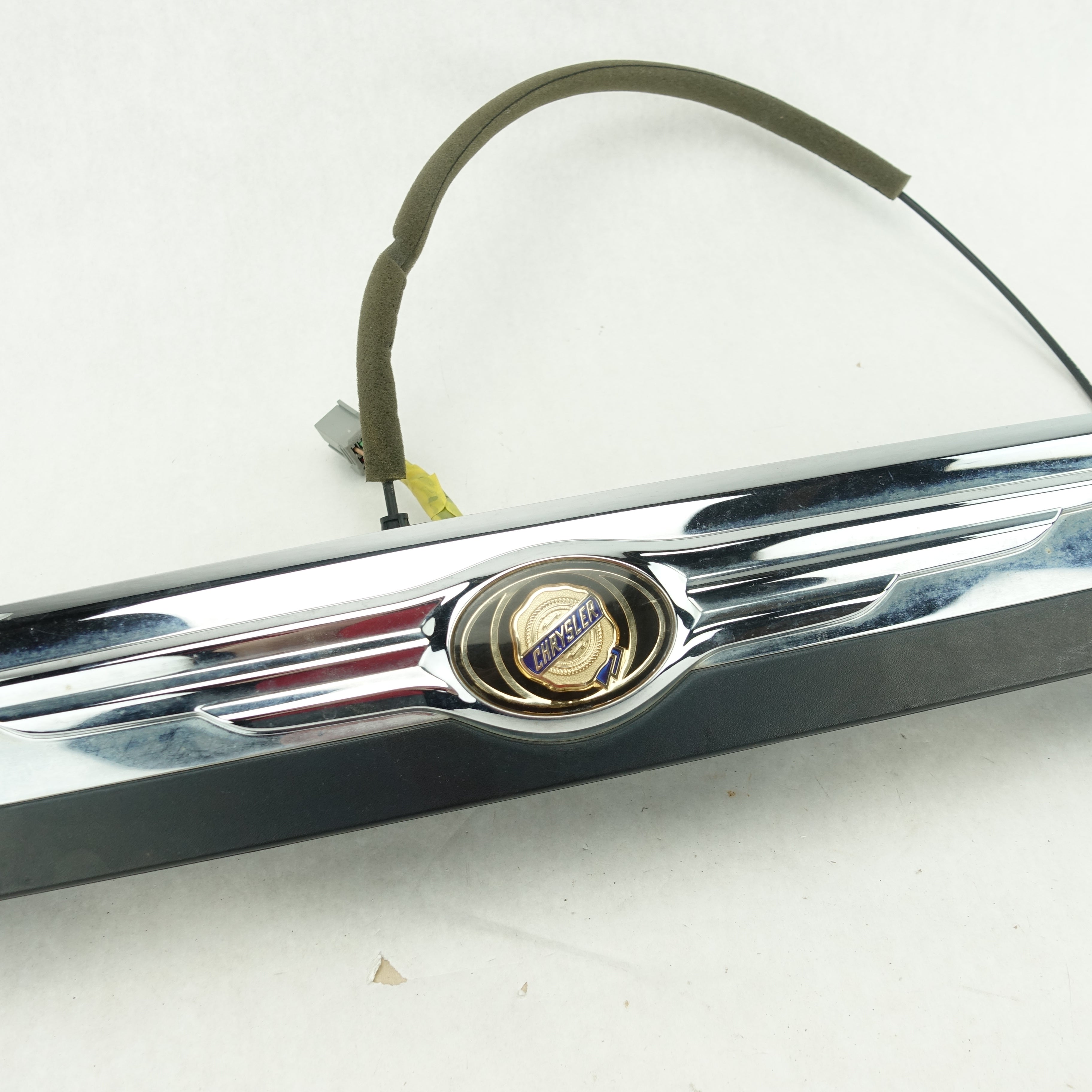 2008 2009 2010 Chrysler Town & Country Tailgate Tail Gate Hatch Handle Emblem