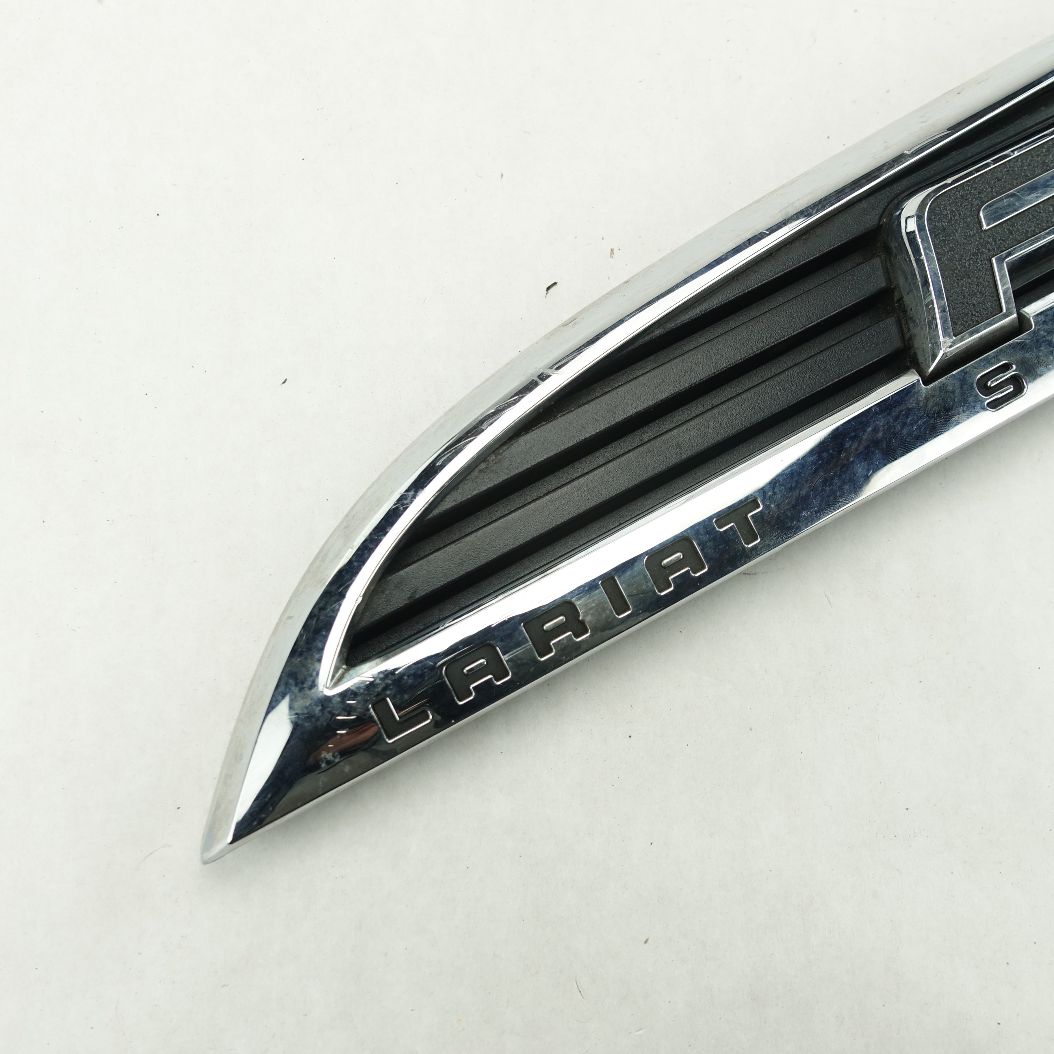 Damage 2011 2012 2013 2014 Ford F350 Lariat Driver Left Fender Vent Emblem Logo
