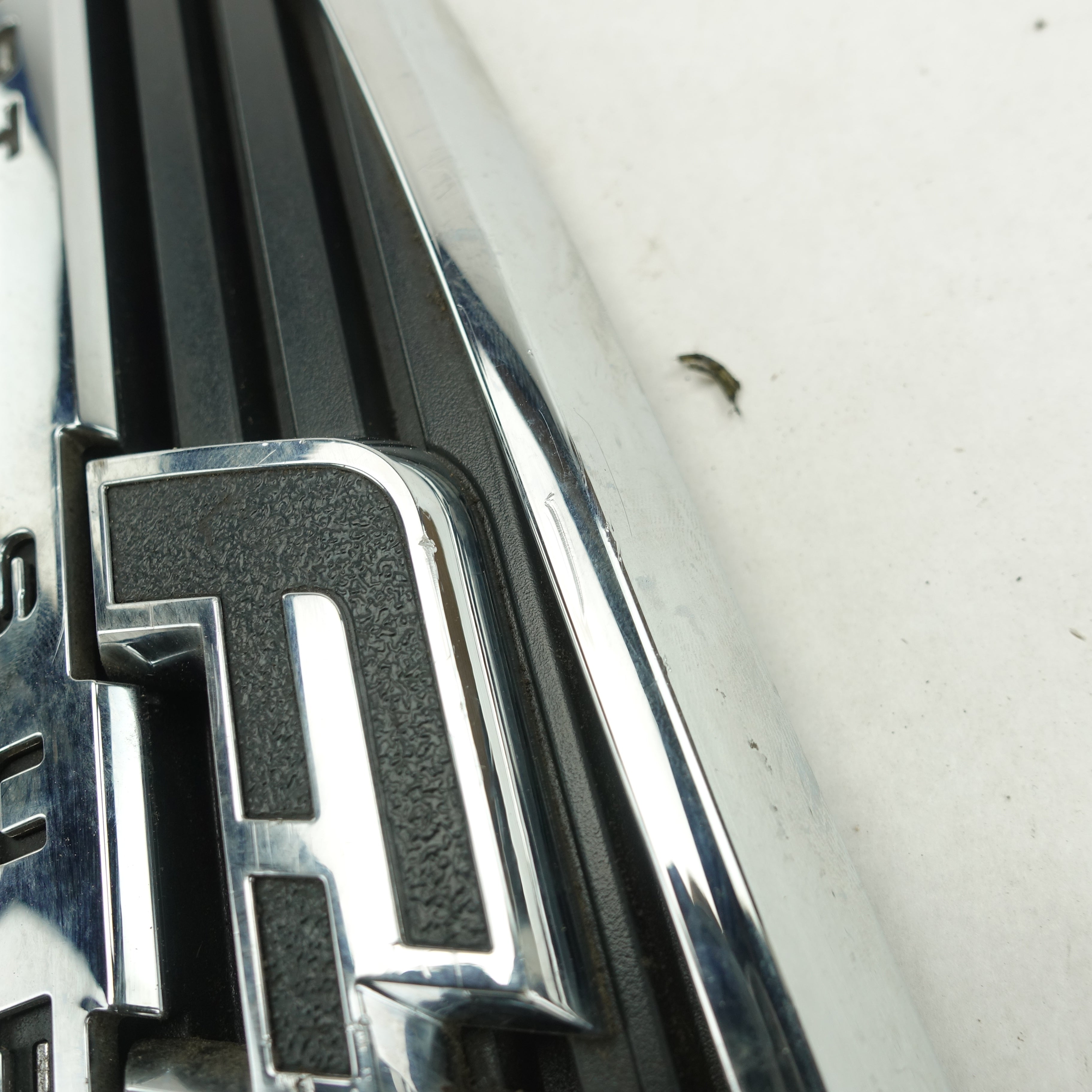 Damage 2011 2012 2013 2014 Ford F350 Lariat Driver Left Fender Vent Emblem Logo