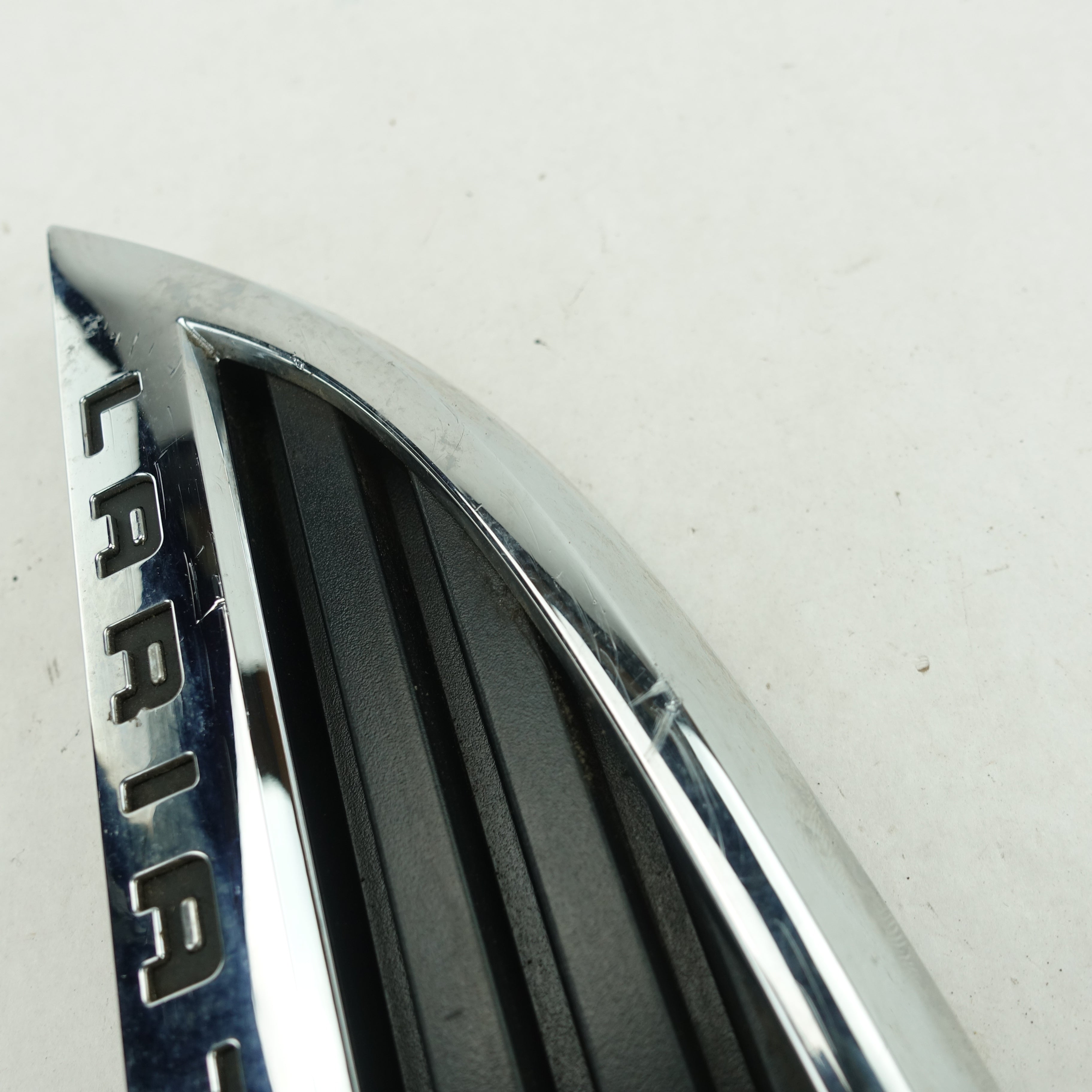Damage 2011 2012 2013 2014 Ford F350 Lariat Driver Left Fender Vent Emblem Logo
