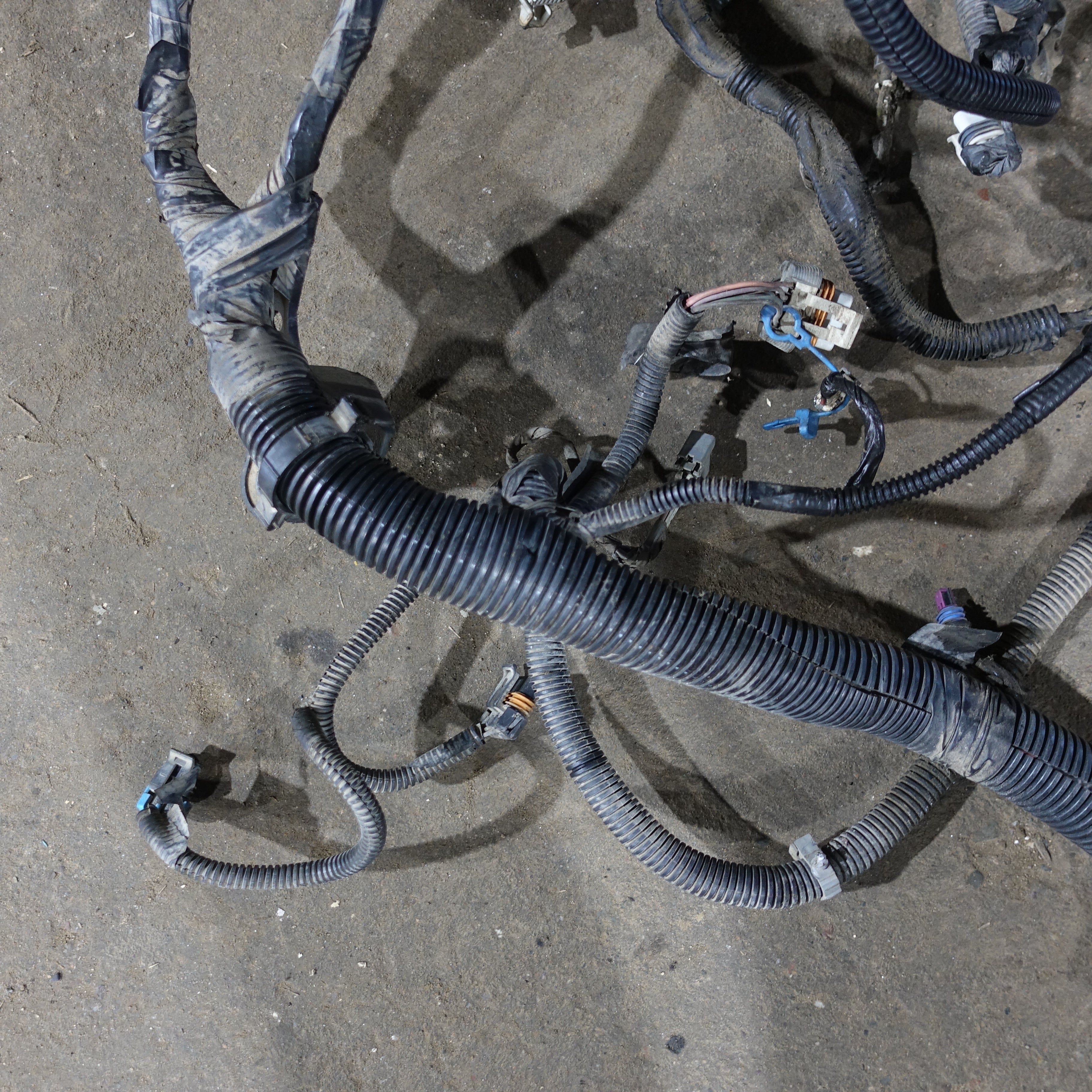 Damage 2003 Silverado Sierra 1500 HD 6.0L Engine Wire Harness Loom