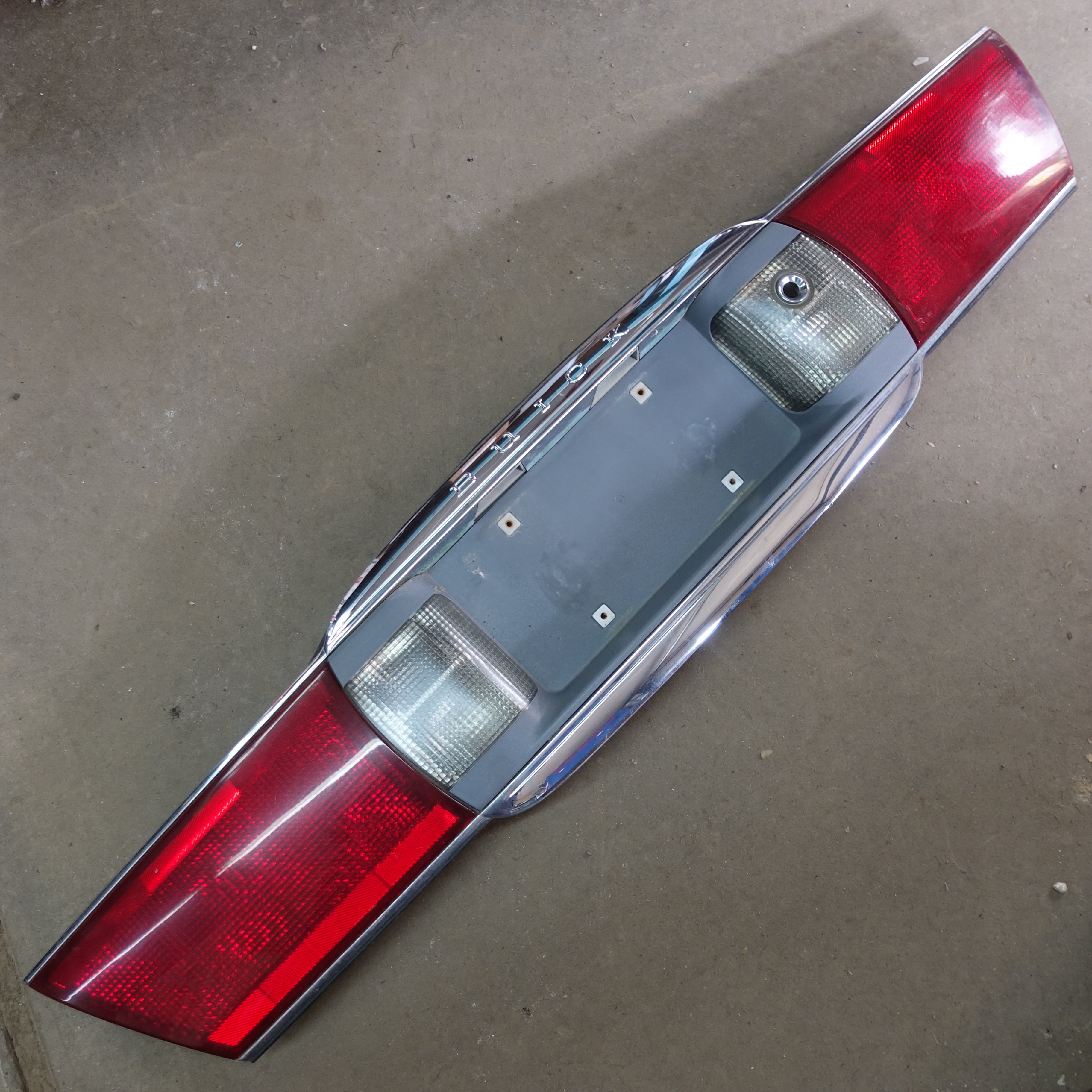 2000 2001 2002 2003 2004 2005 Buick Lesabre Rear Trunk Taillight Tail Light Lamp