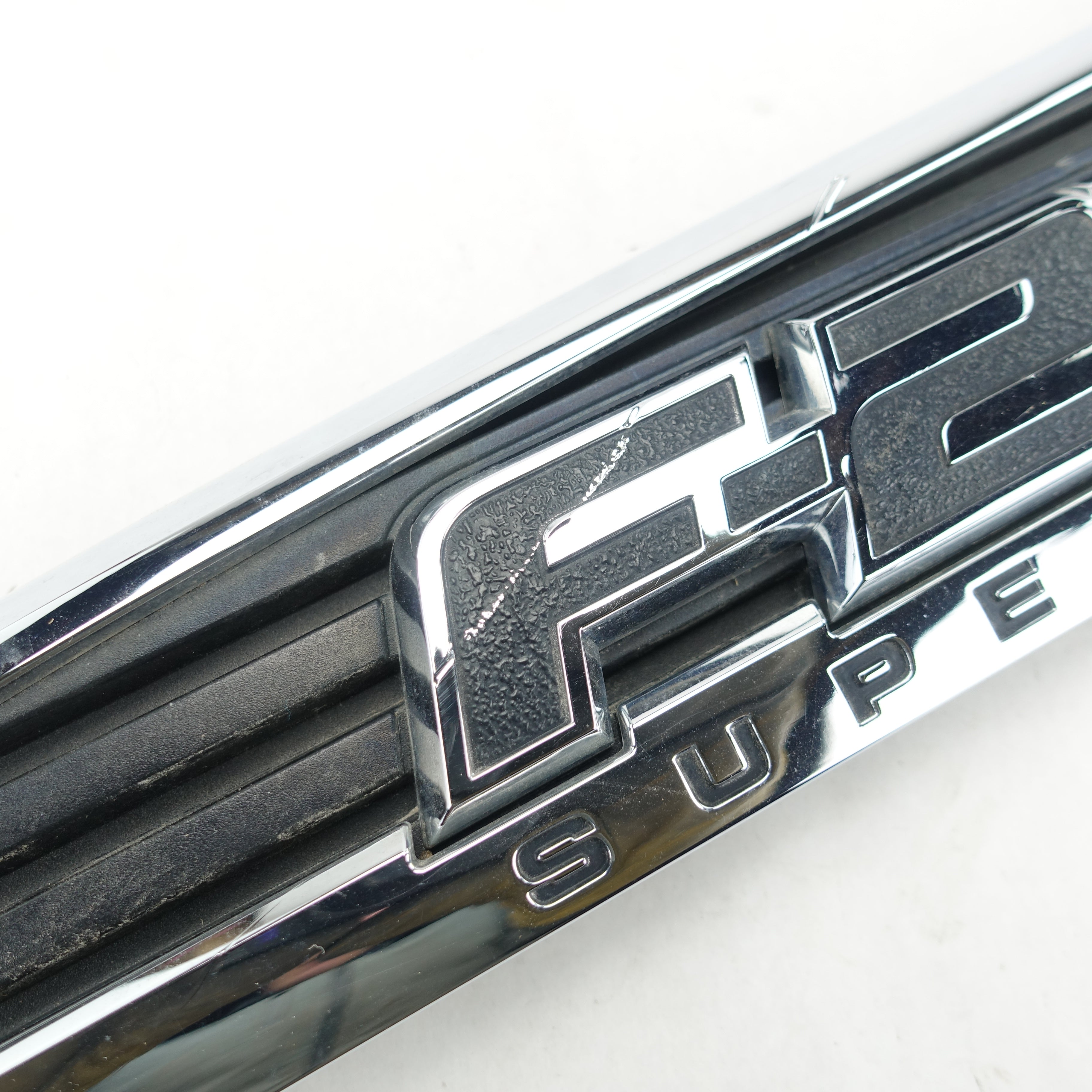 Damage 2011 2012 2013 2014 15 Ford F250 XLT Driver Left Fender Vent Emblem Logo