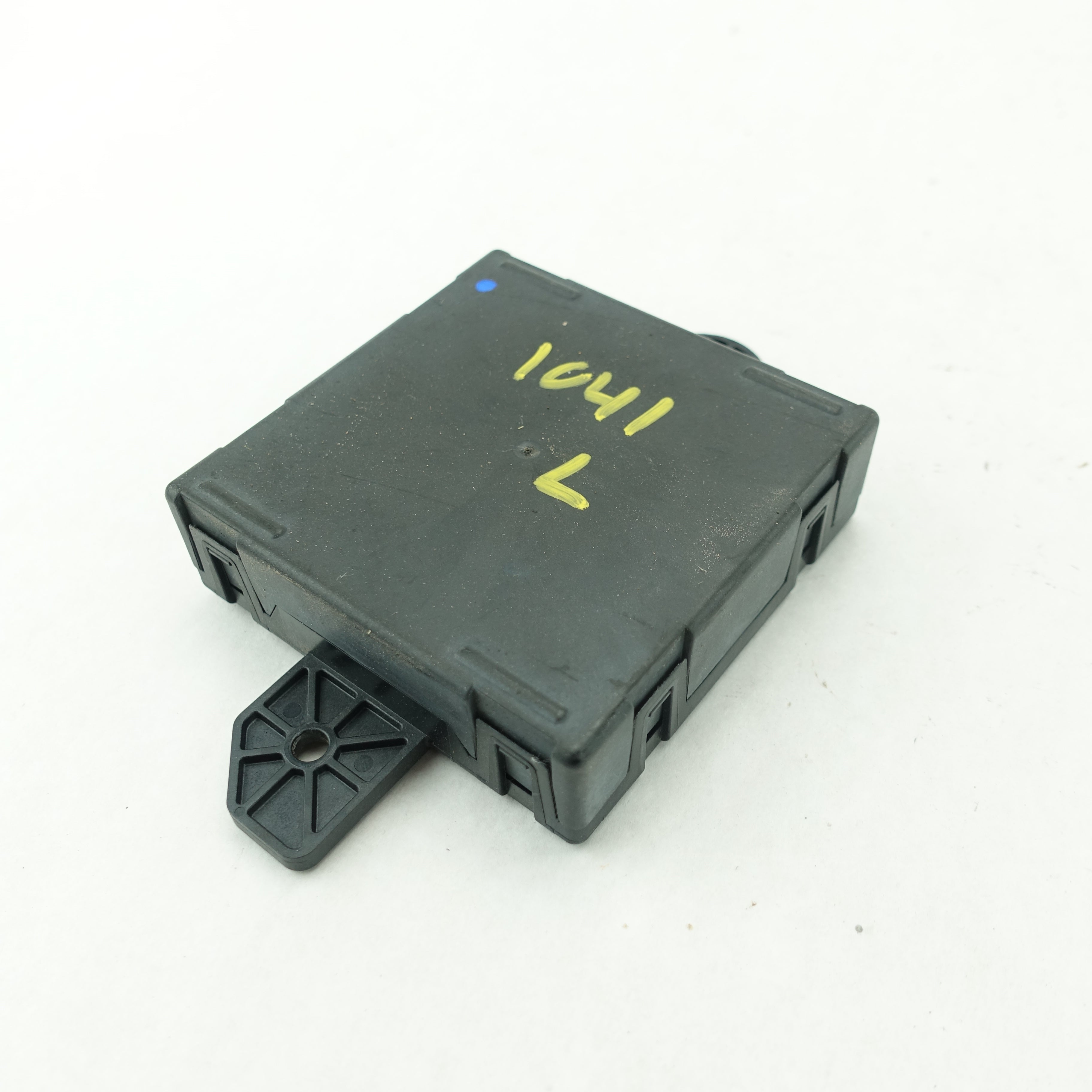 2011 2012 2013 2014 Town & Country Driver Left Front Door Hub Module Control